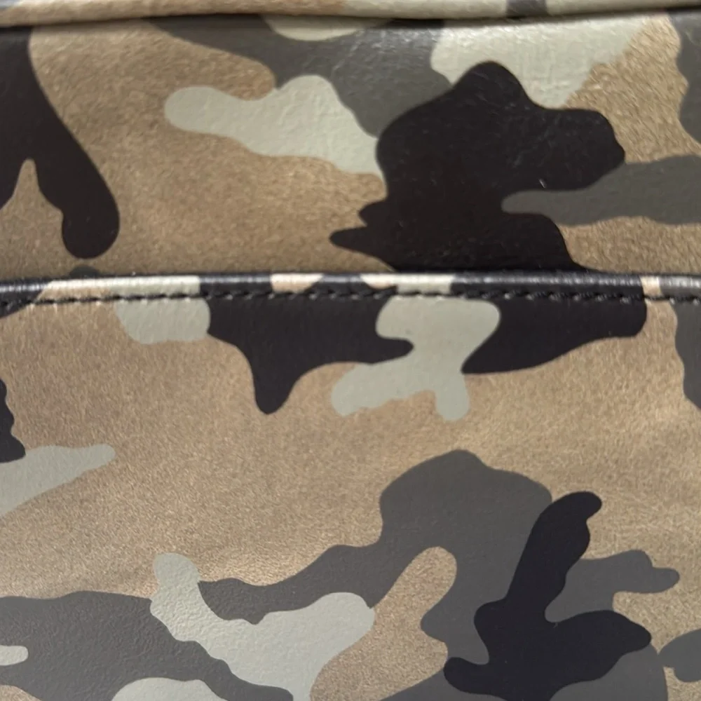 GILI Got It Love It Camo Leather Crossbody Purse - Picture 6 of 6